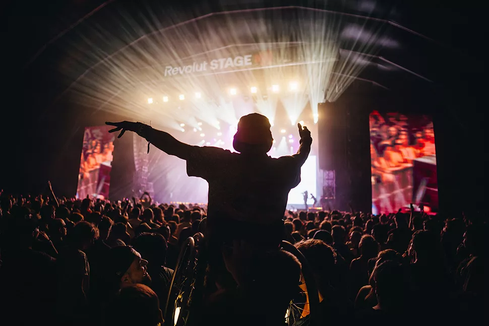 Blick auf die Bühne beim Sziget, im Vordergrund eine tanzende Person